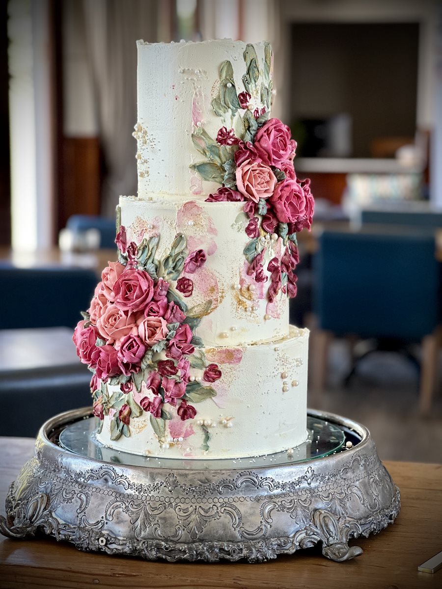 Buttercream and sugar art — cascading sculpted roses on a handcrafted wedding cake by Kanya Hunt