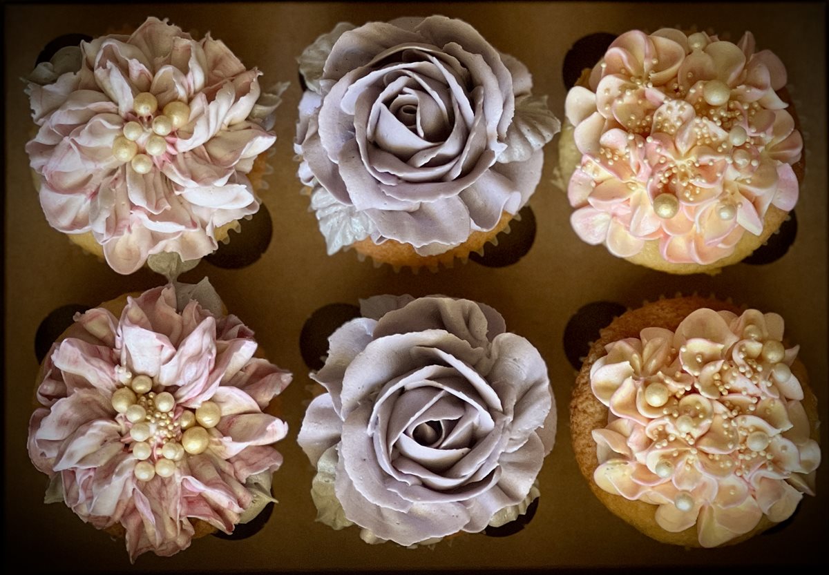Six cupcakes with dusty mauve roses, blush dahlias and pearl-centred blooms